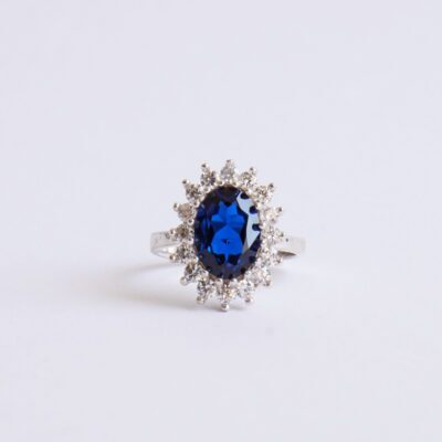 Anillo Princesa Diana con espinela de laboratorio.