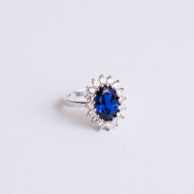 Anillo Princesa Diana con espinela de laboratorio.
