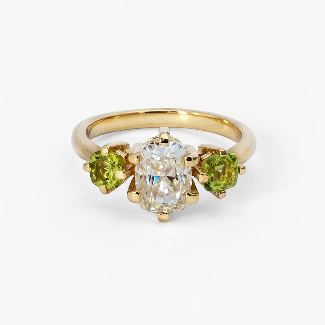Anillo Trilogía Cushion y Peridotos