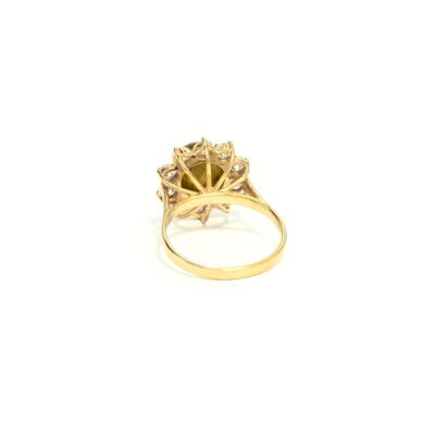 Anillo Big Bloom Oro de 14k con labradorita central y halo de diamantes de laboratorio — diseño contemporáneo de Paulina Meza.