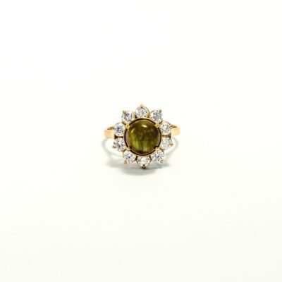 Anillo Big Bloom Oro de 14k con labradorita central y halo de diamantes de laboratorio — diseño contemporáneo de Paulina Meza.